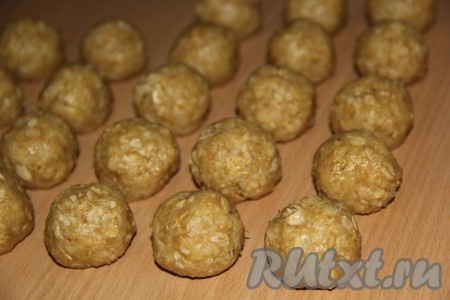 Сформировать из теста шарики размером с грецкий орех.
