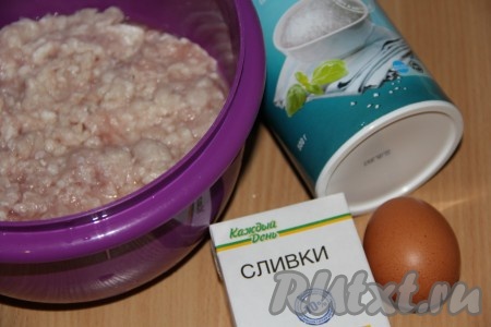 Куриное филе пропустить через мясорубку.