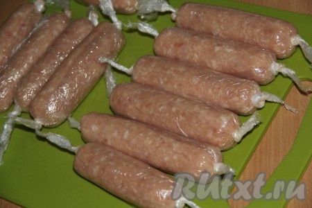 Аналогично сформировать все сосиски, заворачивая их в пищевую плёнку. Из этого количества продуктов получается 11-12 домашних куриных сосисок.