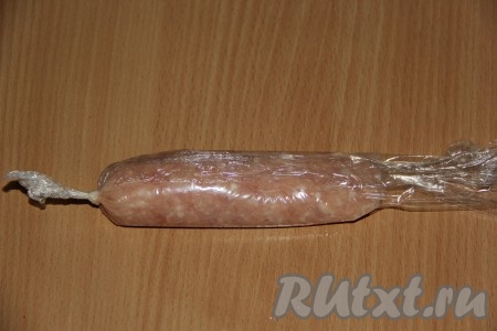 Завернуть фарш в пищевую плёнку, слегка утрамбовать, завязать плёнку с одной стороны и выпустить остатки воздуха. Завязать пищевую плёнку с другой стороны.&nbsp;