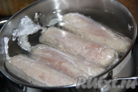 В кастрюле вскипятить воду. В кипящую воду выложить сосиски и варить с момента закипания 10-15 минут на небольшом огне.&nbsp;