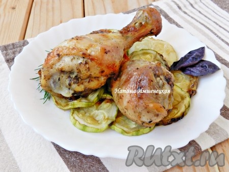 Ароматные куриные голени, приготовленные в аэрогриле, можно подавать к столу.
