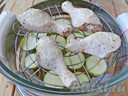 Выложить куриные голени на верхнюю решетку аэрогриля. Если блюдо готовится вместе с овощами, овощи можно разложить на нижней решетке. Выставить температуру аэрогриля 220 градусов и время 15 минут. Затем голени перевернуть другой стороной и запекать еще 15 минут при той же температуре. В духовке блюдо будет запекаться при температуре 200 градусов около 30-40 минут.
