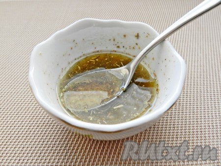 Смешать масло с солью и специями, добавить сок оставшегося лимона, все перемешать.