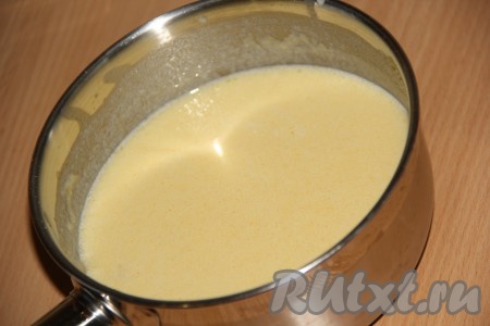 Затем влить молоко, добавить сахар и соль. Всё хорошо перемешать и готовить 5-7 минут до загустения.
