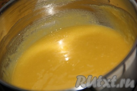 Интенсивно помешивая, пассировать до золотистого цвета.
