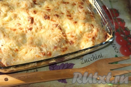 Духовку заранее разогреть. Поставить форму в духовку и запекать при температуре 200 градусов 25 минут. Очень вкусную ленивую лазанью из лаваша нарезать на порции и подавать к столу.
