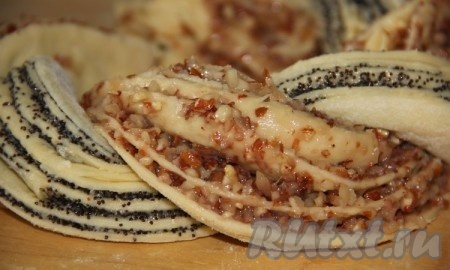 Сплести вместе ореховую и маковую трубочки таким образом, чтобы у нас получилась незамысловатая косичка. В результате у нас получатся две плетёнки.