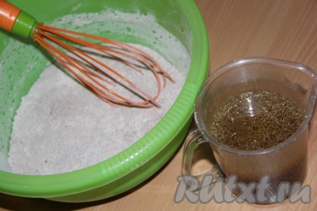 В отдельной миске соединить воду, растворимый кофе, растительное масло, уксус и хорошо перемешать. Сухие ингредиенты тоже перемешать.