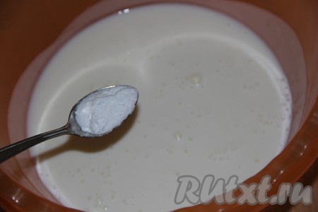 Соду, соль, сахар всыпать в кефир и хорошо перемешать. Оставить смесь на 5 минут.