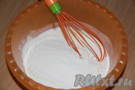 Далее всыпать просеянную муку в кефир, перемешать. Тесто для приготовления ленивых беляшей должно получиться, как на оладьи.
