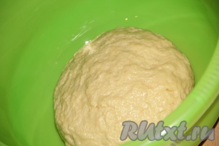 Молоко слегка подогреть, всыпать дрожжи, 1 столовую ложку сахара и 1 стакан муки. Перемешать и оставить опару в тёплом месте на 15-20 минут, для того чтобы дрожжи "ожили". Маргарин растопить и остудить. В глубокой миске соединить опару, маргарин, яйцо, ванильный сахар, соль и 2 столовые ложки сахара. &nbsp;Всё хорошо&nbsp; перемешать. Далее всыпать просеянную муку и замесить тесто. В конце замеса добавить растительное масло и ещё раз вымесить. Должно получиться мягкое, эластичное дрожжевое тесто. Миску с тестом закрыть полотенцем и оставить в тепле на 1-2 часа.
