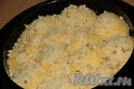 Смазать булочки молоком и посыпать штрейзельной крошкой.