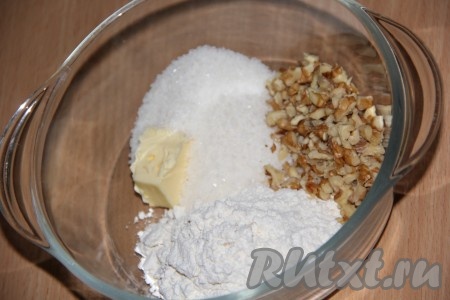 Пока наши булочки отдыхают, приготовить штрейзельную крошку. Для этого нужно соединить муку, сахар, масло и орехи. Растереть руками до образования крошки.