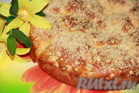 Духовку заранее разогреть. Поставить форму с булочками в духовку и выпекать при 180 градусах примерно 45 минут. Готовые аппетитные и вкусные дрожжевые булочки с джемом остудить в форме.
