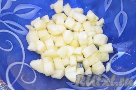 Яблоко без кожуры порезать мелким кубиком, полить лимонным соком.
