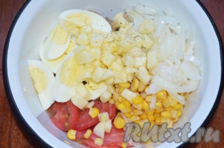 В глубокую миску сложить горбушу, помидоры, яйца, кукурузу, яблоко, лук без жидкости, посолить, поперчить, полить маслом, перемешать.
