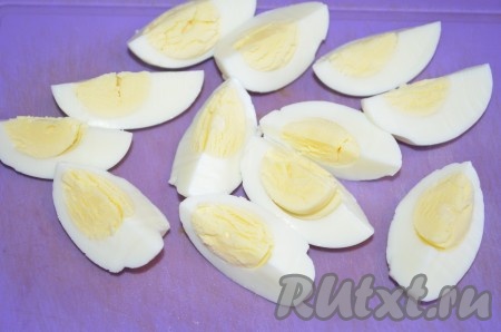 Яйца порезать произвольно.