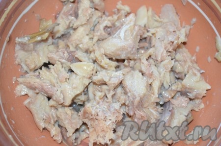 Консервированную горбушу освободить от костей, немного размять вилкой.
