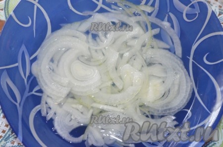 Лук порезать полукольцами, сложить в миску. Посыпать сахаром, залить кипятком и добавить уксус. Оставить мариноваться на 20 минут.
