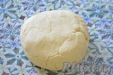 Тесто для печенья должно собраться в шар, получиться мягким. Не стоит забивать тесто мукой, как только перестало быть липнущим к рукам, значит больше не нужно добавлять муку. Убрать творожное тесто в холодильник на 30 минут.