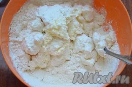 Добавить в миску разрыхлитель и половину муки. Смешать, а затем добавлять оставшуюся муку постепенно, хорошо вмешивая её в тесто.