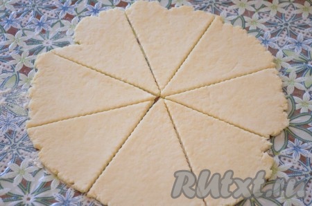 Каждую часть теста на присыпанной мукой поверхности раскатать в круг толщиной примерно 7 миллиметров. Разрезать каждый круг на 8 сегментов.