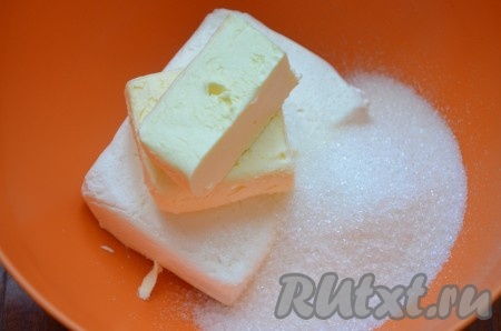 Сливочное масло заранее достать из холодильника, чтобы оно согрелось до комнатной температуры и стало достаточно мягким. В миске соединить творог, размягчённое сливочное масло, сахар и ванилин перетереть вилкой (или лопаткой) до получения однородной массы.