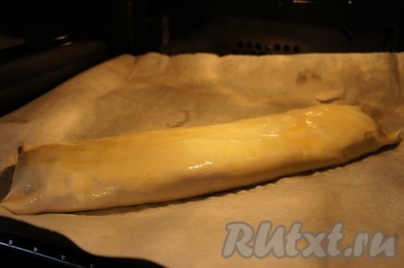 Выпекаем наш яблочный штрудель в разогретой духовке при температуре 180 градусов 30-40 минут (до румяности слоёного бездрожжевого теста).