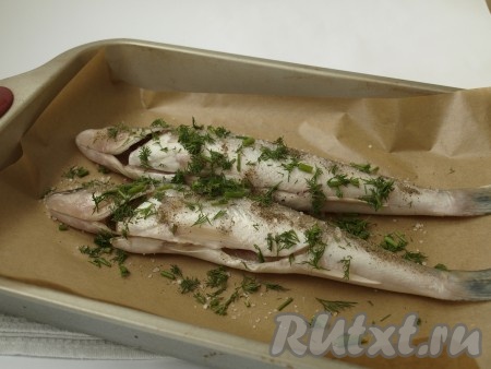 Отрезать кусок пергамента так, чтобы из него можно было сделать конверт для рыбы. Выложить пергамент в форму, по центру положить судаков. Рыбу посолить, поперчить и посыпать нарезанным укропом.
