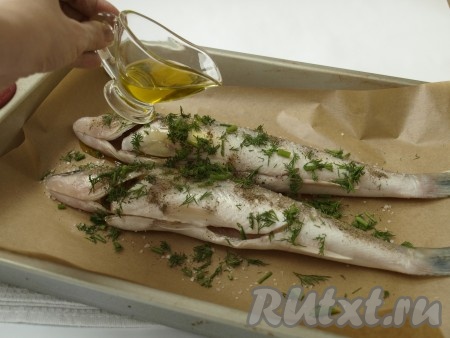 Полить рыбу оливковым маслом.