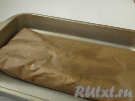 Завернуть пергамент конвертом, так чтобы рыба была хорошо закрыта со всех сторон. Форму с судаком поместить в разогретую&nbsp;до 200 градусов&nbsp;духовку и запекать 30-35 минут.
