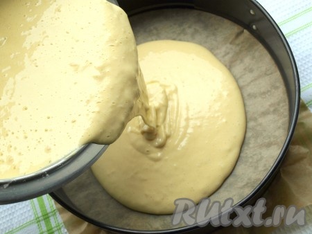 Дно разъёмной формы для выпечки застелить бумагой для выпечки. В центр формы вылить тесто.