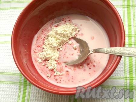 Теперь приступим к приготовлению крема. Для этого нужно сухой пудинг высыпать в миску, добавить сахар и 6 столовых ложек молока, хорошо перемешать пудинг.