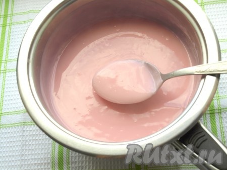 Оставшееся молоко влить в сотейник и довести до кипения. Затем огонь выключить и тонкой струйкой, непрерывно перемешивая, влить пудинг в молоко, снова поставить на небольшой огонь и прогревать, помешивая, до загустения.