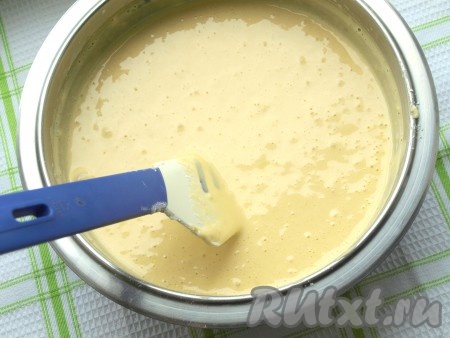 Добавляя частями просеянную муку, учитывайте, что тесто должно получиться воздушным, напоминающим сметану средней жирности. Муки для бисквитного теста может потребоваться как больше, чем указано в ингредиентах, так и меньше, главное - ориентируйтесь на густоту теста.