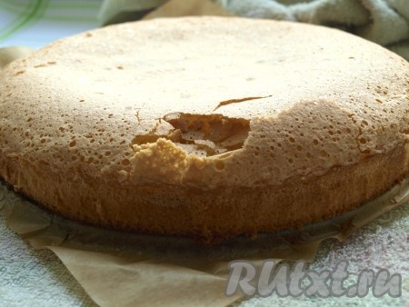 Разогреть духовку до 170 градусов и выпекать бисквит 30 минут. Для того чтобы проверить готовность, проколите бисквит сверху сухой деревянной шпажкой, если после прокалывания на шпажке не будет следов теста, она останется сухой, значит выпечка готова. Вынуть готовый бисквит из духовки, дать слегка остыть в форме, а затем, вынув из формы, переложить на решётку и оставить остывать. Иногда на бисквите может получиться хрупкая корочка, которая легко снимается и бисквит остаётся нежным и мягким.