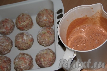 Приготовить соус: в глубокой ёмкости соединить воду, сметану, томатную пасту и муку. Можно слегка посолить. Затем всё хорошо перемешать, я использовала погружной блендер.