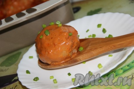 Подать горячие ленивые голубцы, приготовленные в духовке, полив их соусом, при желании можно посыпать зеленью.
