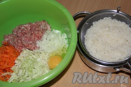 Рис промыть, отварить в подсоленной воде до полуготовности и откинуть на дуршлаг, чтобы стекла вода. Капусту тонко нашинковать, лук почистить и нарезать на мелкий кубик, морковь почистить и натереть на крупной тёрке. 