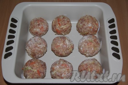 Из полученной массы сформировать шарики, слегка обвалять их в муке и выложить в жаропрочную форму.