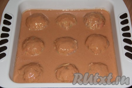 Духовку заранее разогреть. Залить ленивые голубцы томатно-сметанным соусом и поставить форму в духовку.
