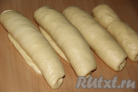 Скрутить из теста рулетики.