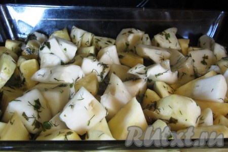 Репу выложим в форму для запекания, посолим по вкусу и польём заправкой. Хорошо перемешаем. Запекаем репу в духовке при 180-200 градусах около 1 часа.