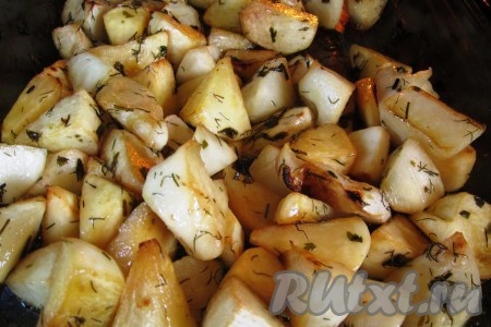 Время от времени репку нужно перемешивать, чтобы она равномерно пропекалась и пропитывалась заправкой. Когда репа будет почти готова, можно ненадолго прибавить нагрев до максимума, чтобы она слегка карамелизовалась.