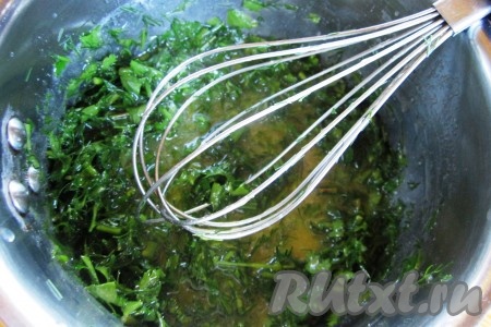 Зелень измельчим и перемешаем с заправкой.&nbsp;