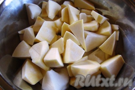Репу вымоем, очистим от кожуры и нарежем крупными кусочками.
