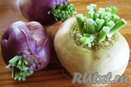 Репу вымоем, очистим от кожуры и нарежем крупными кусочками.