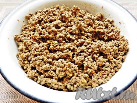 Печень, морковь и лук пропустить через мясорубку, разбавить процеженным бульоном до желаемой густоты. Начинка для пирожков с печенью готова.