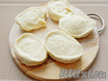 Тесто разделить на небольшие кусочки.